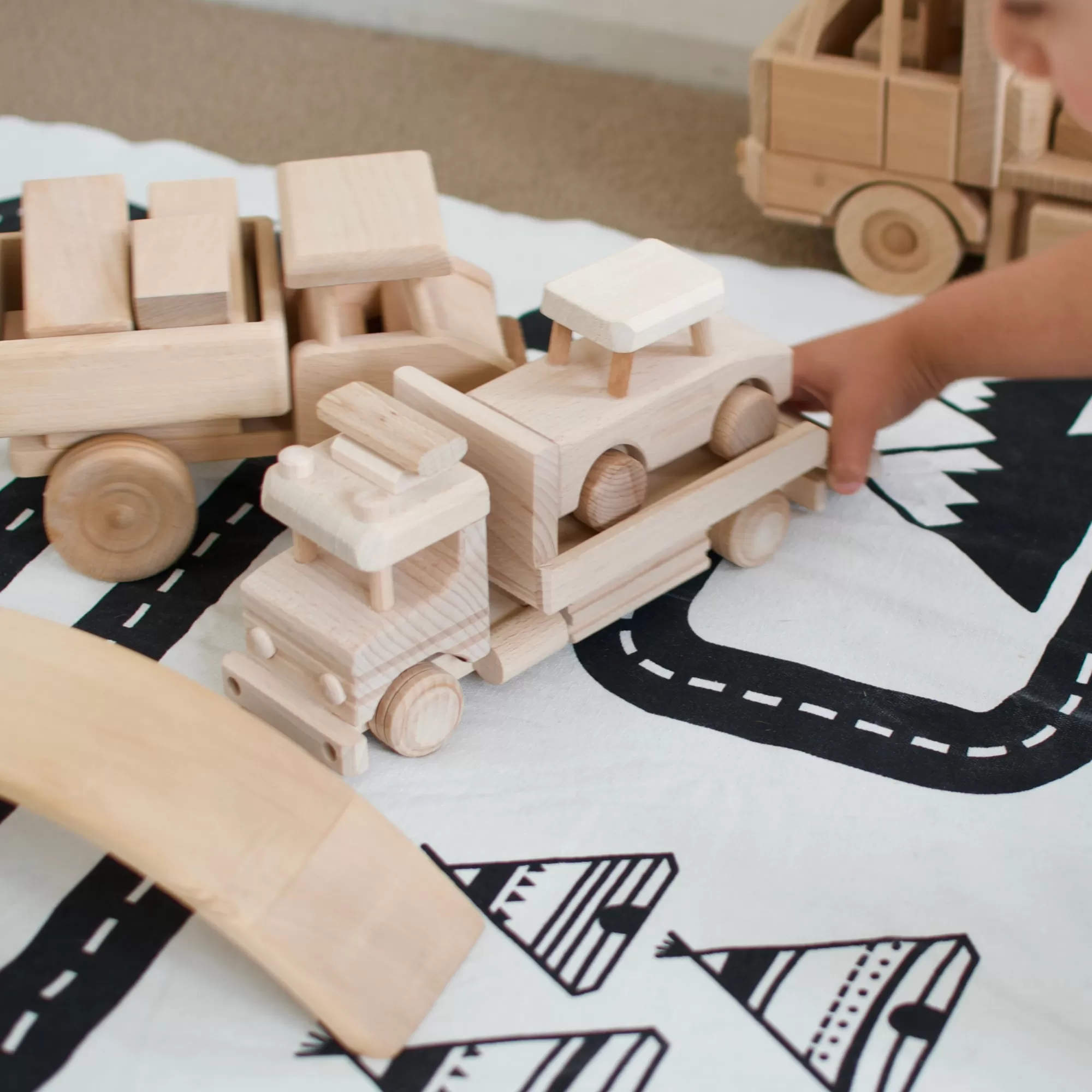 Bartu Trucks-Wooden Tow Truck With Car - Jackson