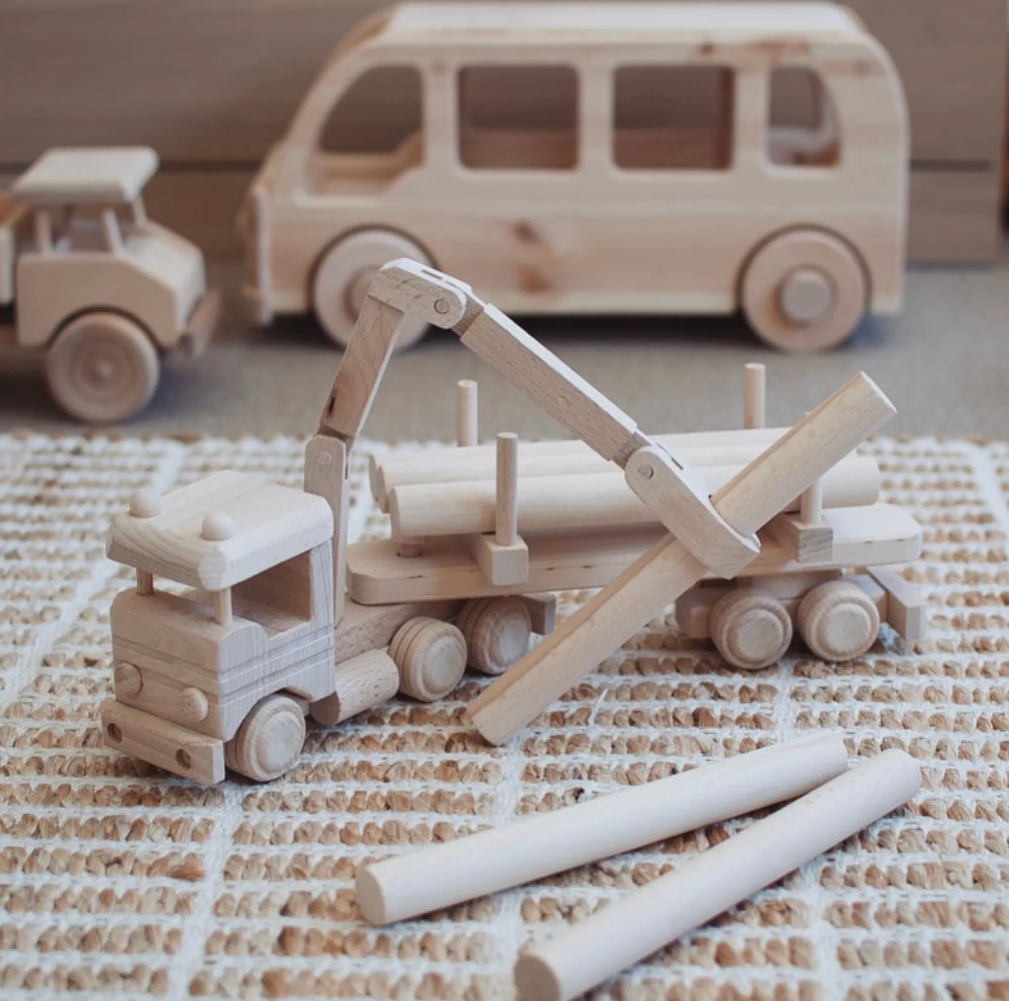 Bartu Trucks-Wooden Truck With Logs & Crane - Montana